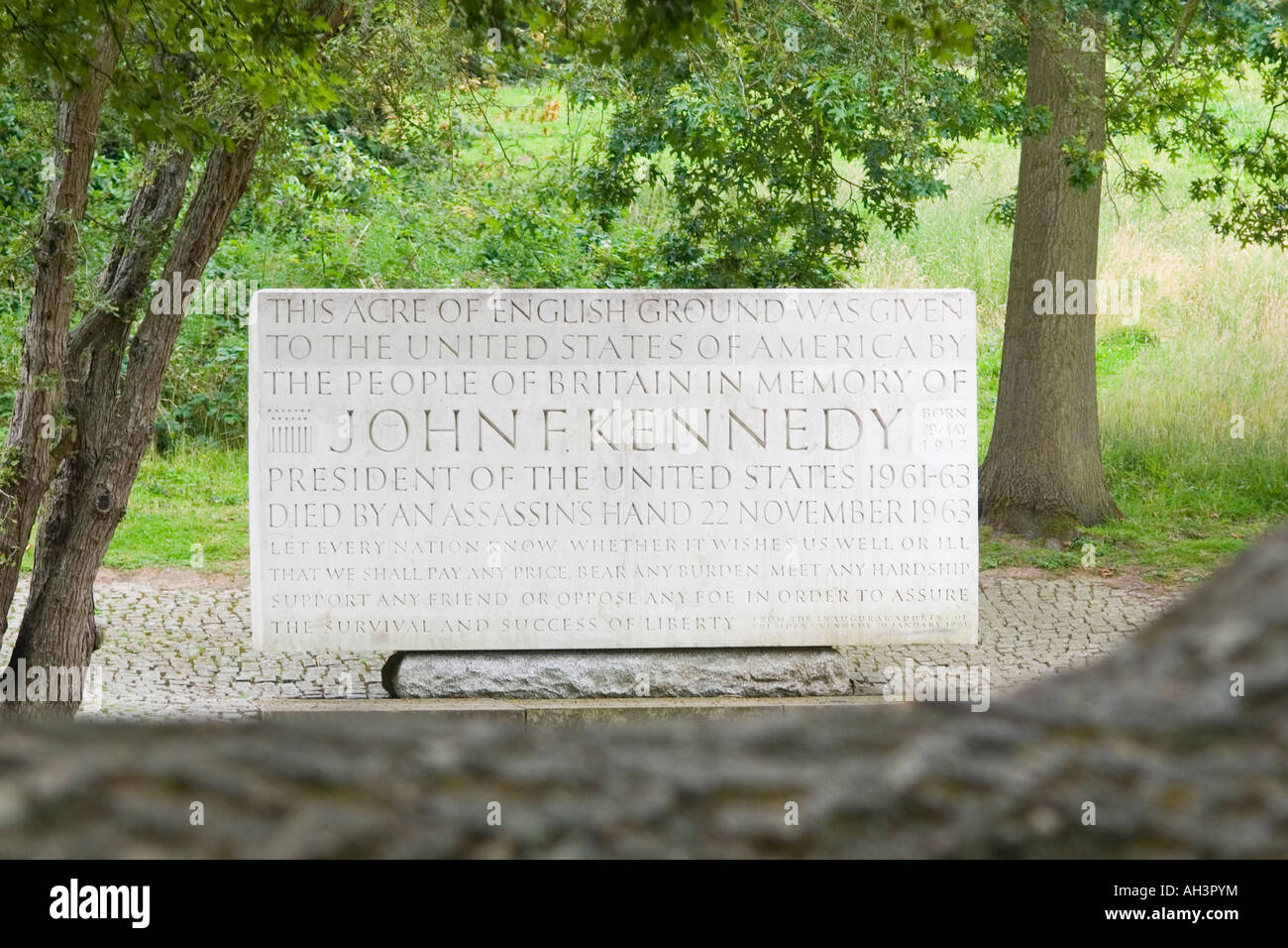 The jfk memorial stone at runnymede hi-res stock photography and images