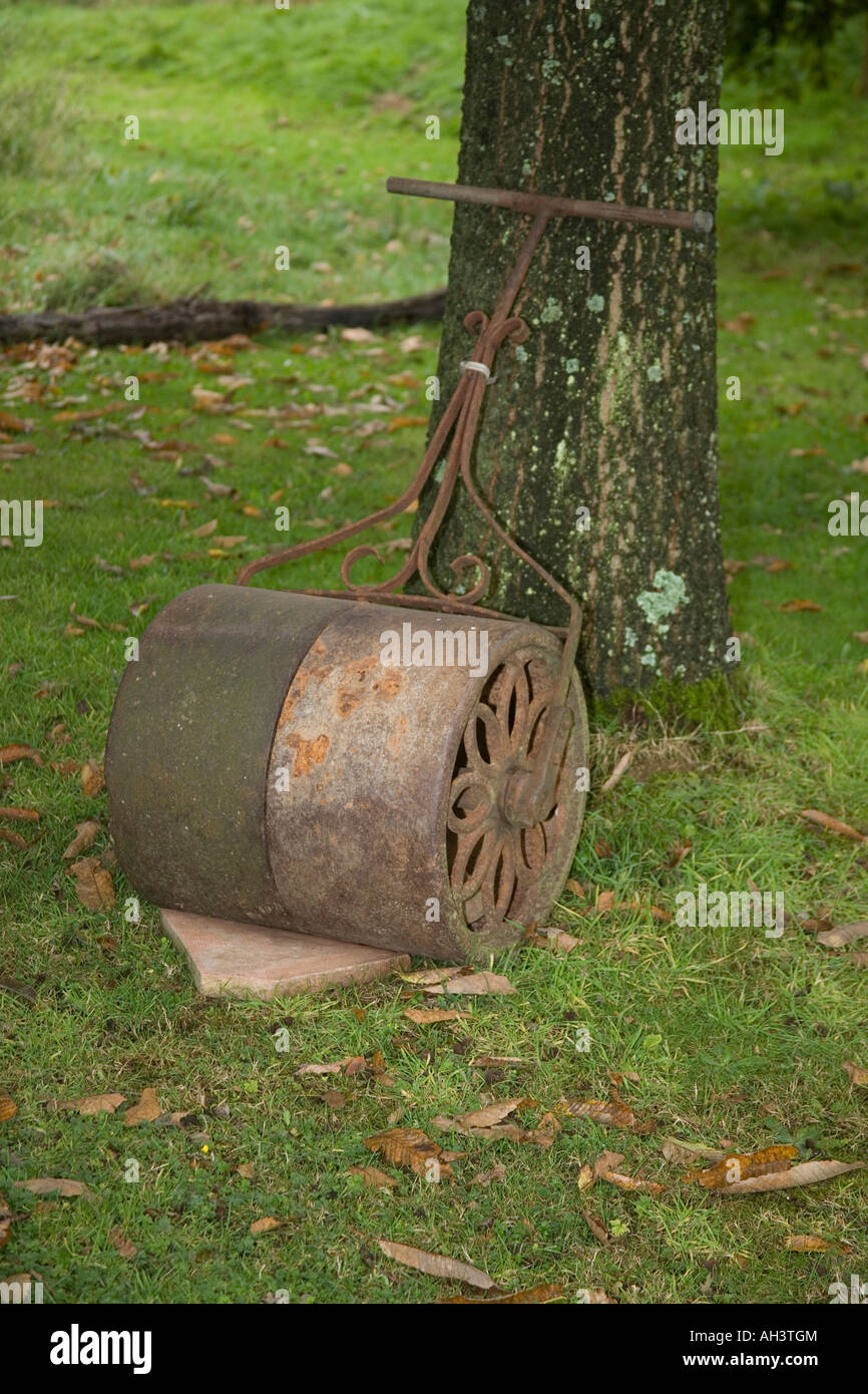 Cast iron victorian lawn roller hires stock photography and images Alamy