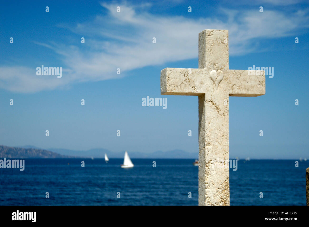 Cross at coastal cemetery Stock Photo
