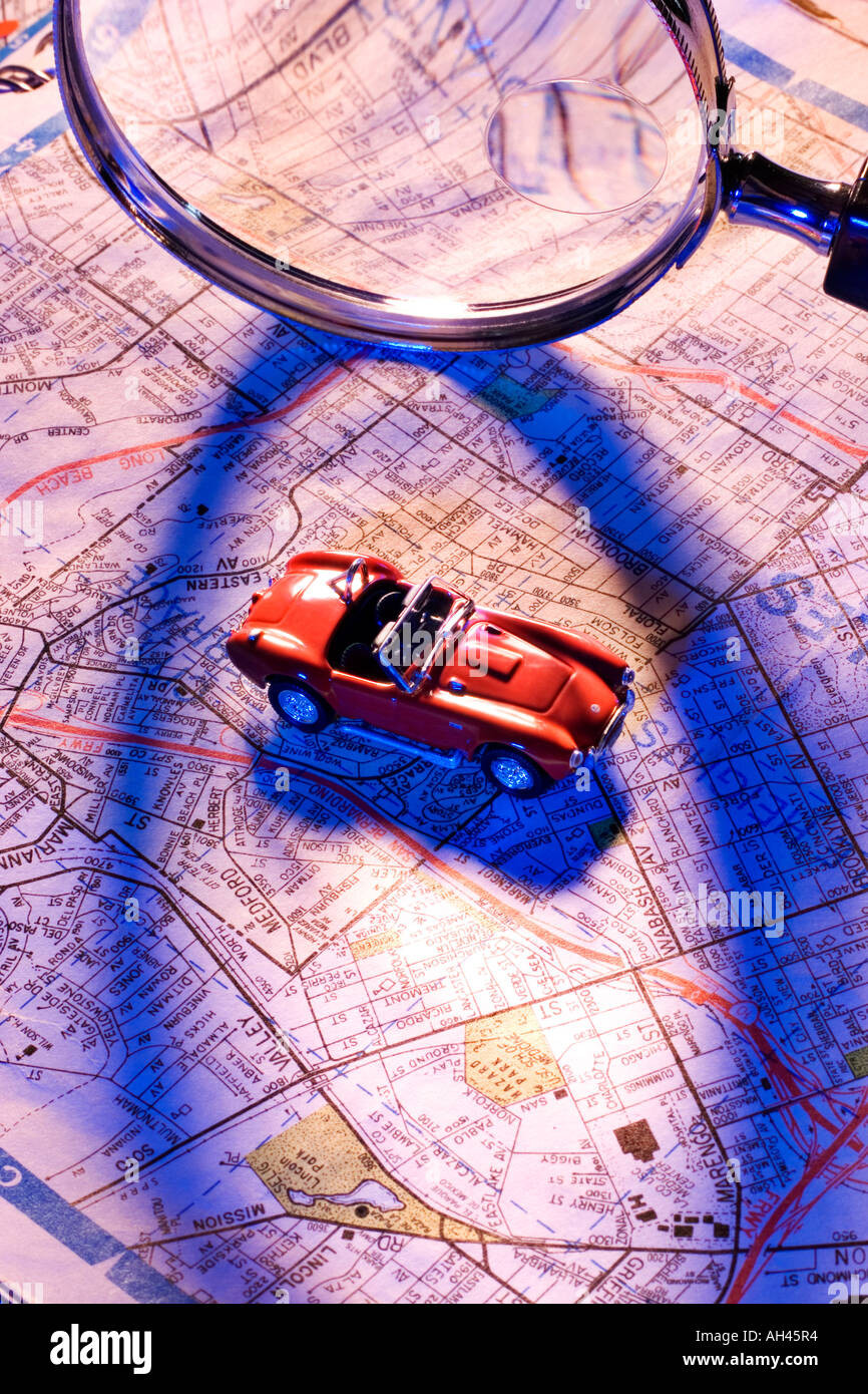 Magnifying glass on a map hi-res stock photography and images - Alamy