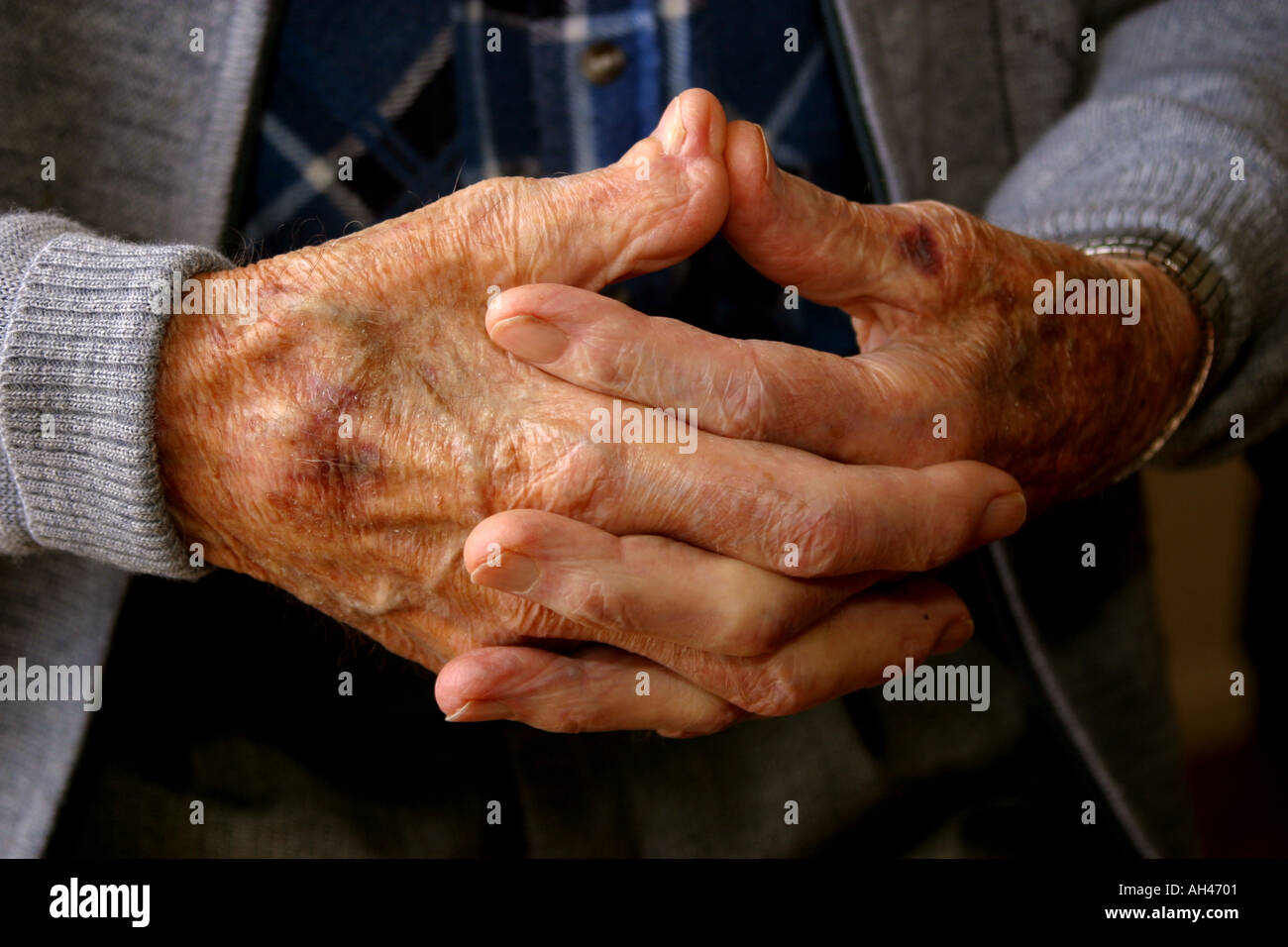 Old mans hands Stock Photo - Alamy