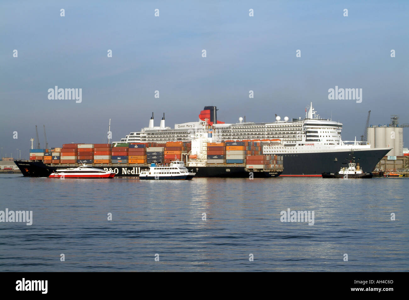 Port of Southampton Hampshire England UK Queen Mary 2 Cunard P O Nedlloyds Jakarta Container Ship Southampton Water Stock Photo