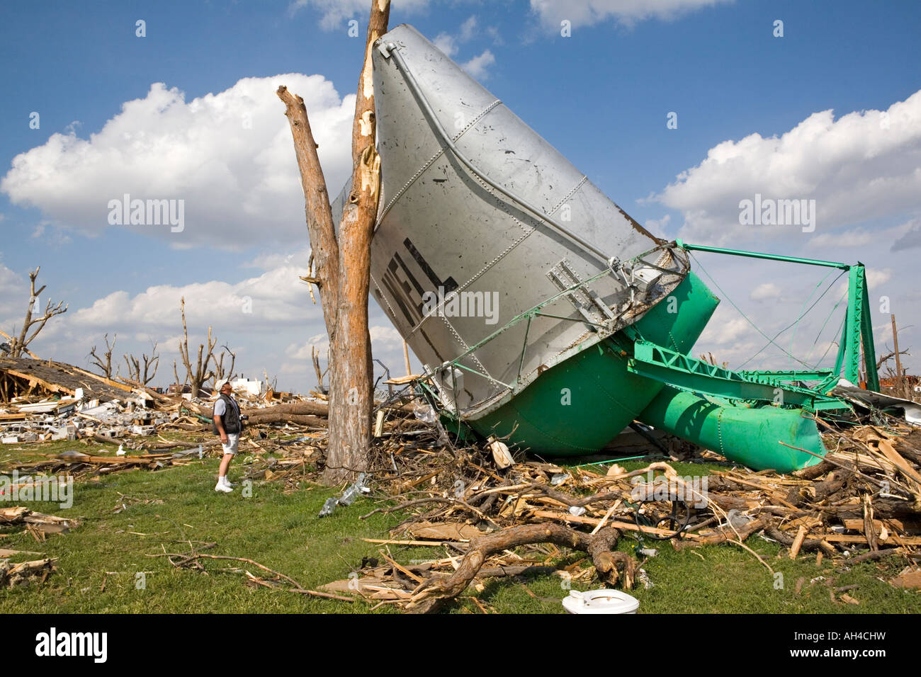 A storm chaser surveys the broken water tower in Greensburg, Kansas, USA, after the huge killer tornado on May 4th 2007 Stock Photo