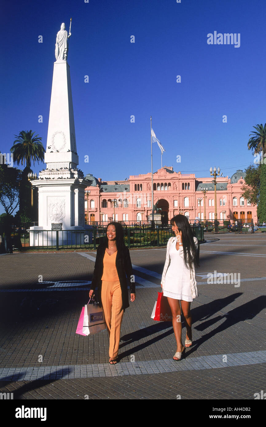 Women crossing Plaza de Mayo with Casa Rosada in Buenos Aires Stock Photo