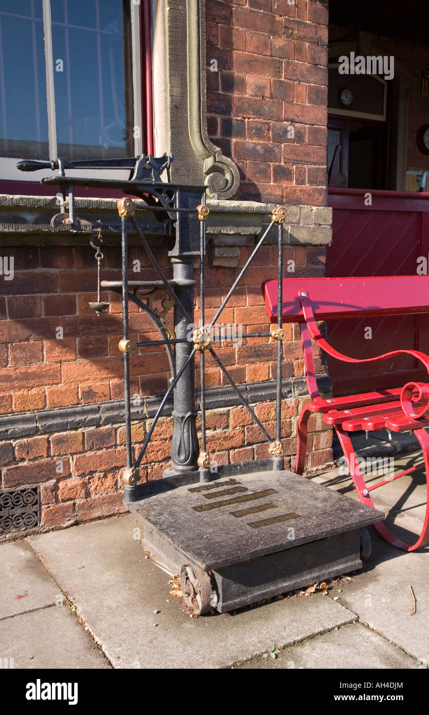 Station platform scales hires stock photography and images Alamy