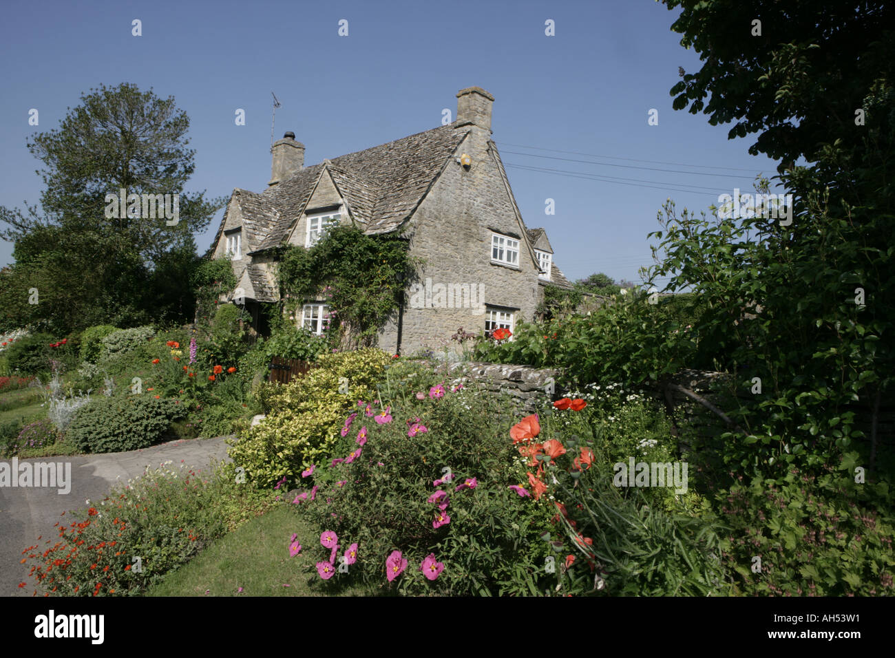 A cottage in the Cotswold village of Minster Lovell Stock Photo Alamy