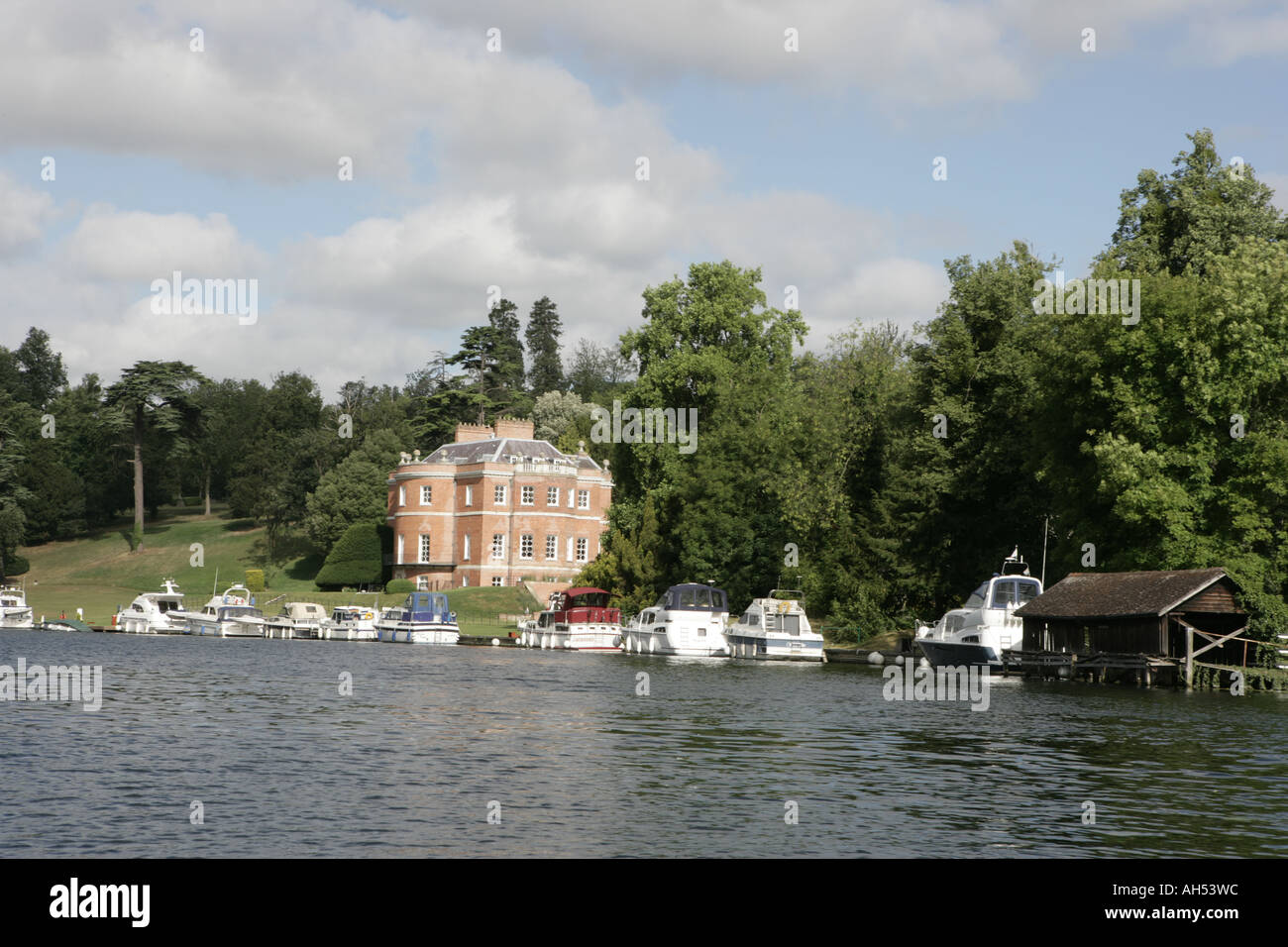 Harleyford Manor said to be Toad hall in Grahame book Wind in the Willows on the River