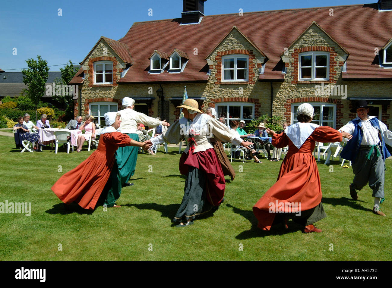 Traditional english folk dancing hires stock photography and images