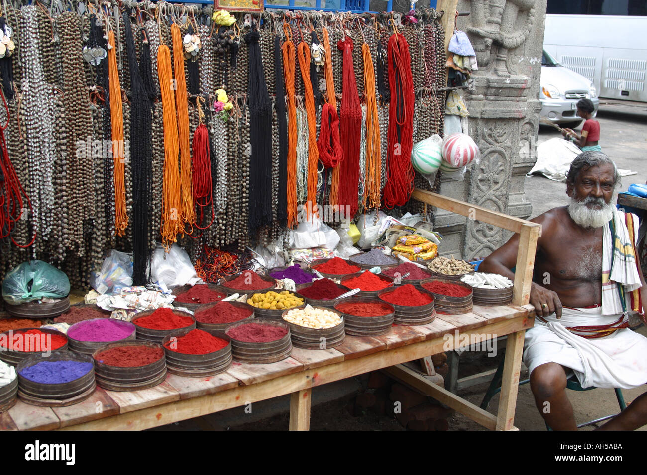 Indian bead and dye seller outside Hindu temple in India Stock Photo