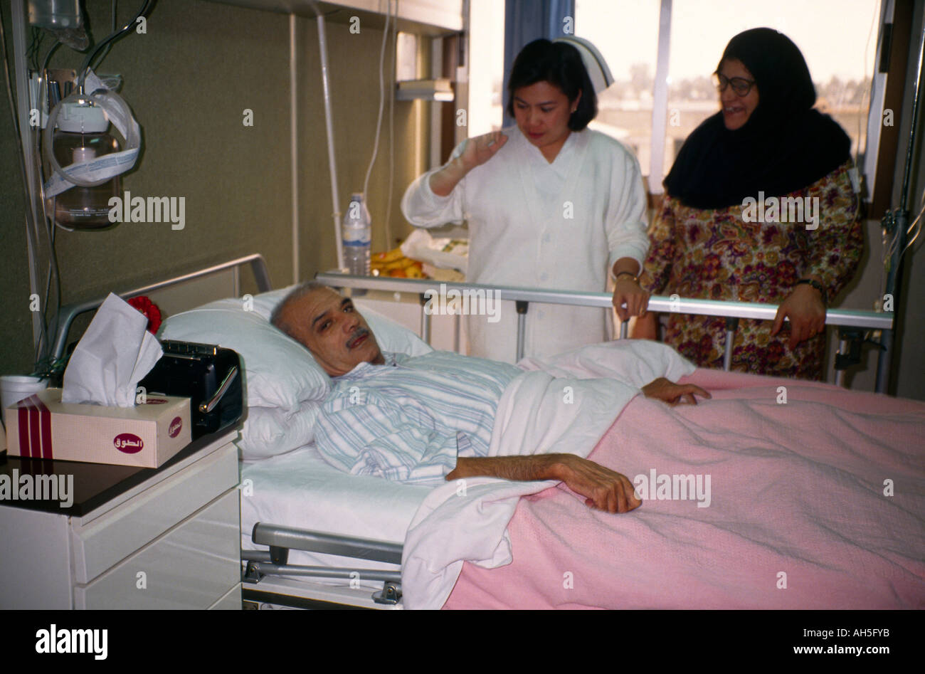 Kuwait Hospital Nurse & Visitor Patient On Cancer Ward Stock Photo Alamy