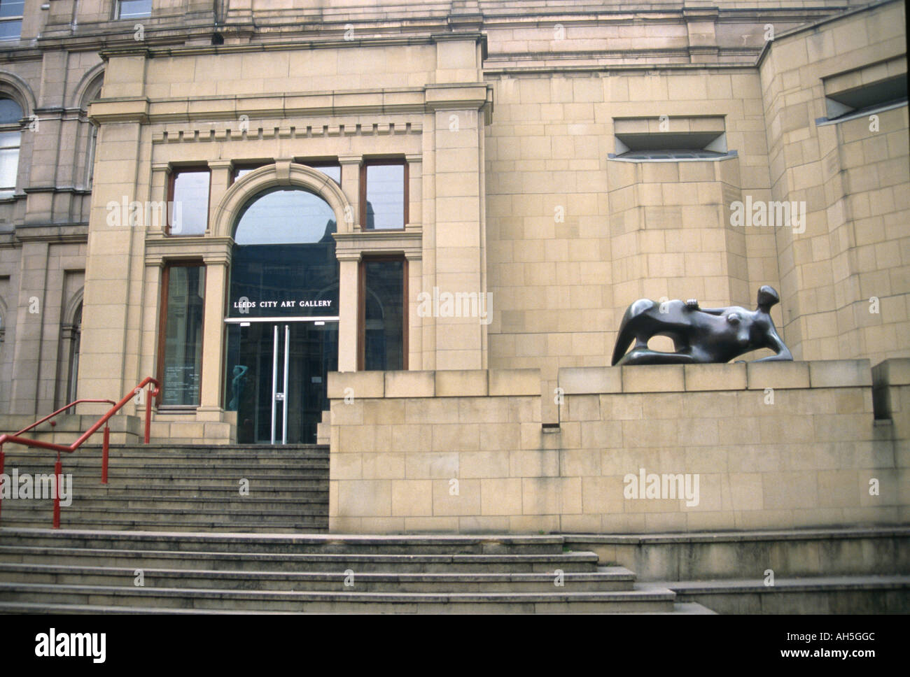 Leeds Yorkshire England Henry Moore Statue Outside Leeds Town Hall Built 1800’s Stock Photo