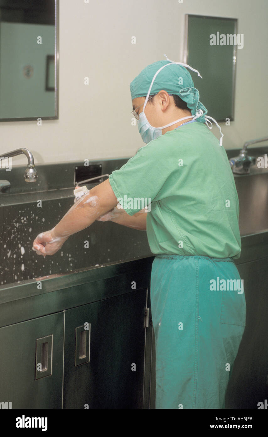 Surgeon scrubbing up hires stock photography and images Alamy