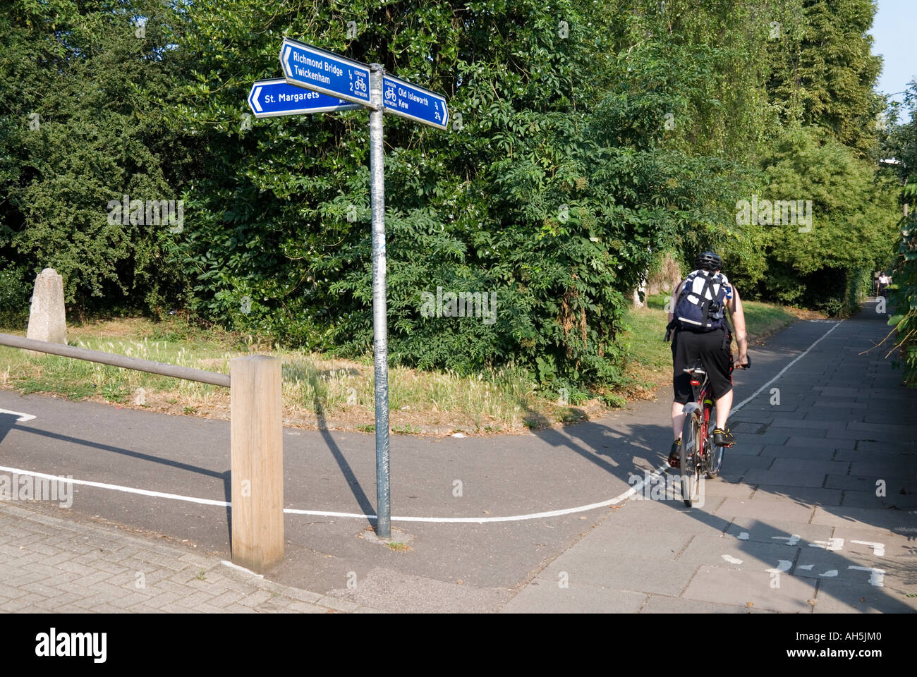 can you cycle the thames path