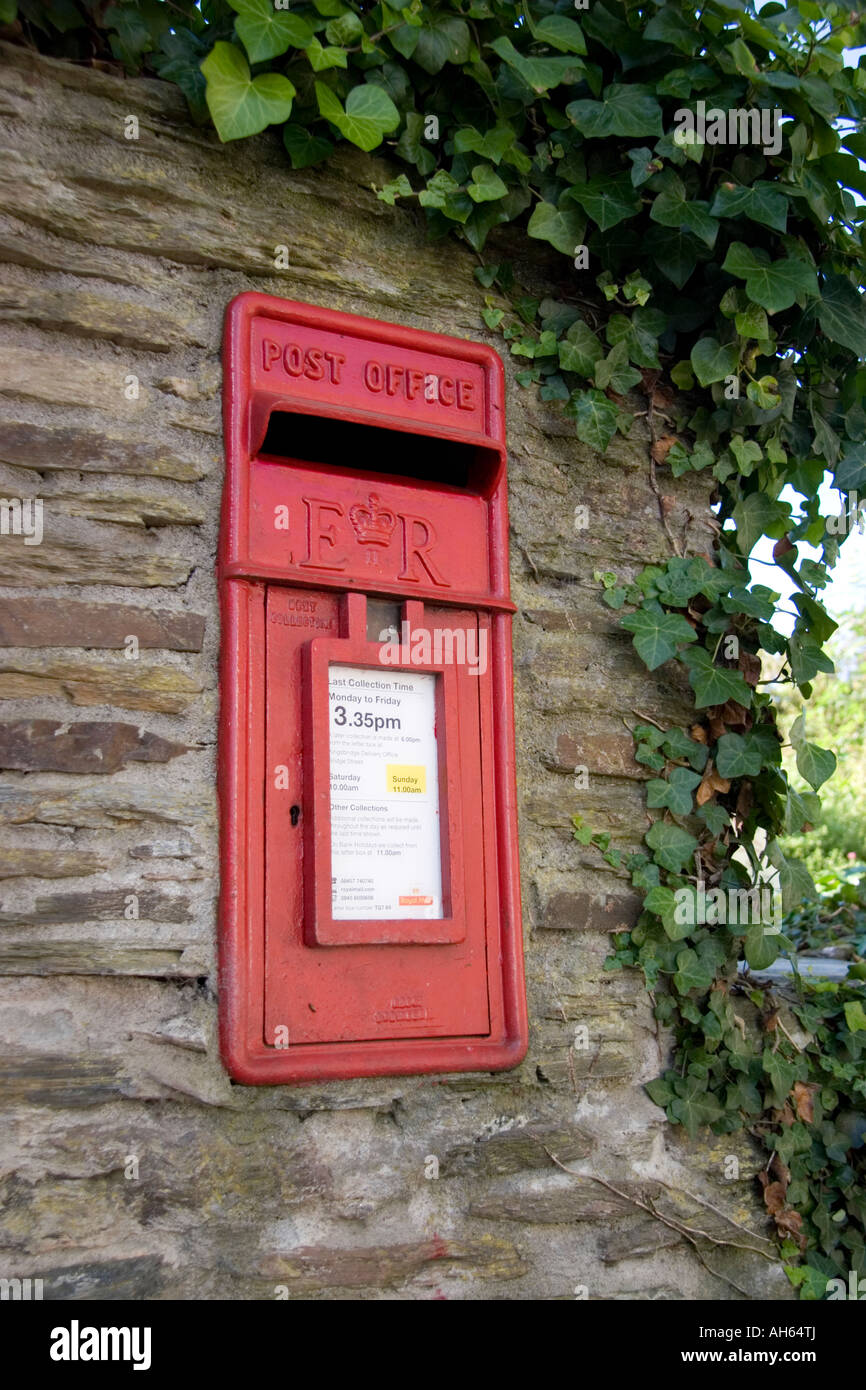 Red postbox inset stone wall hi-res stock photography and images - Alamy