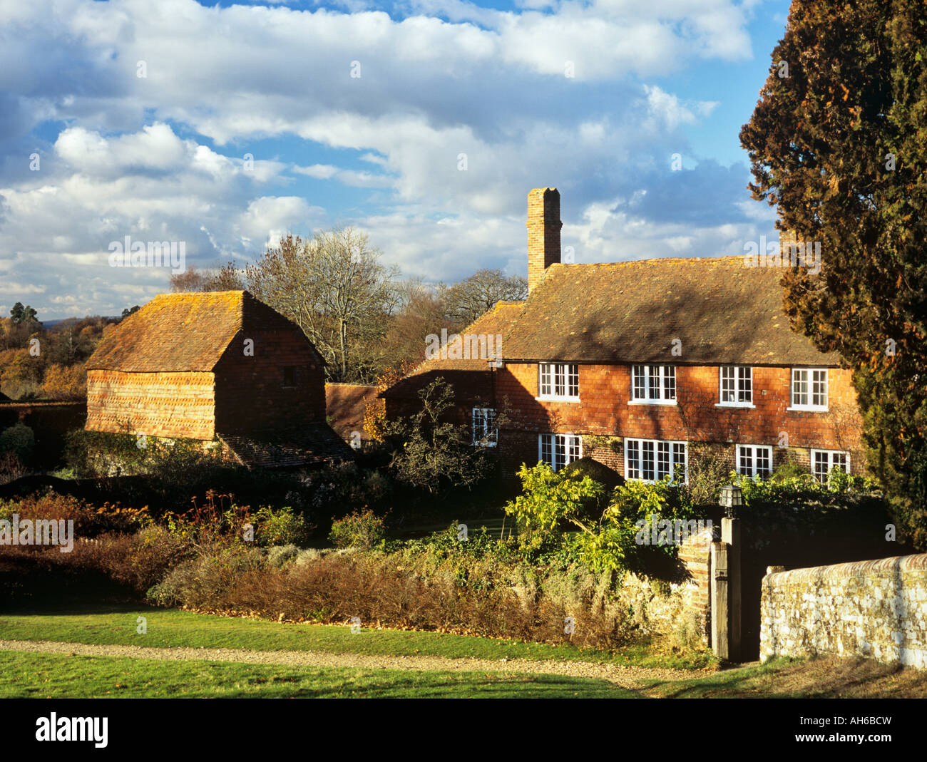 17th century house england hi-res stock photography and images - Alamy