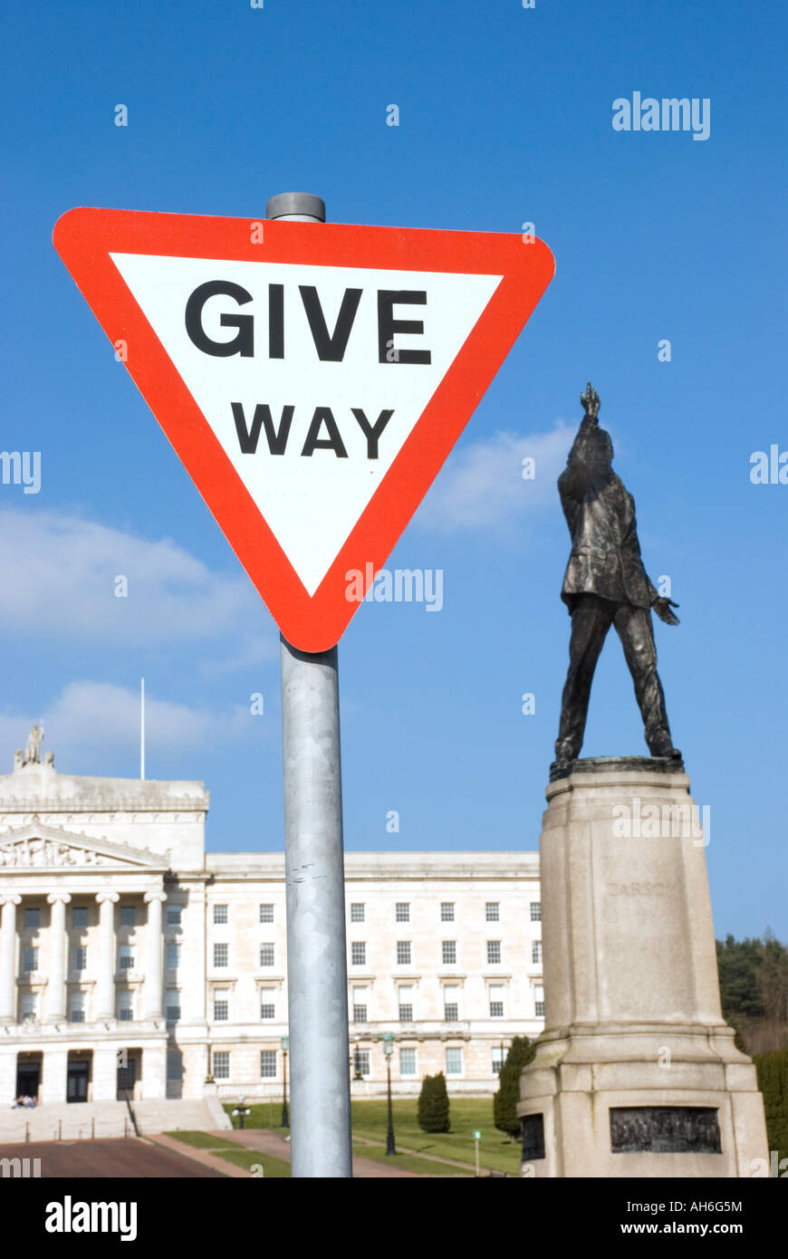 Give way at Stormont Stock Photo