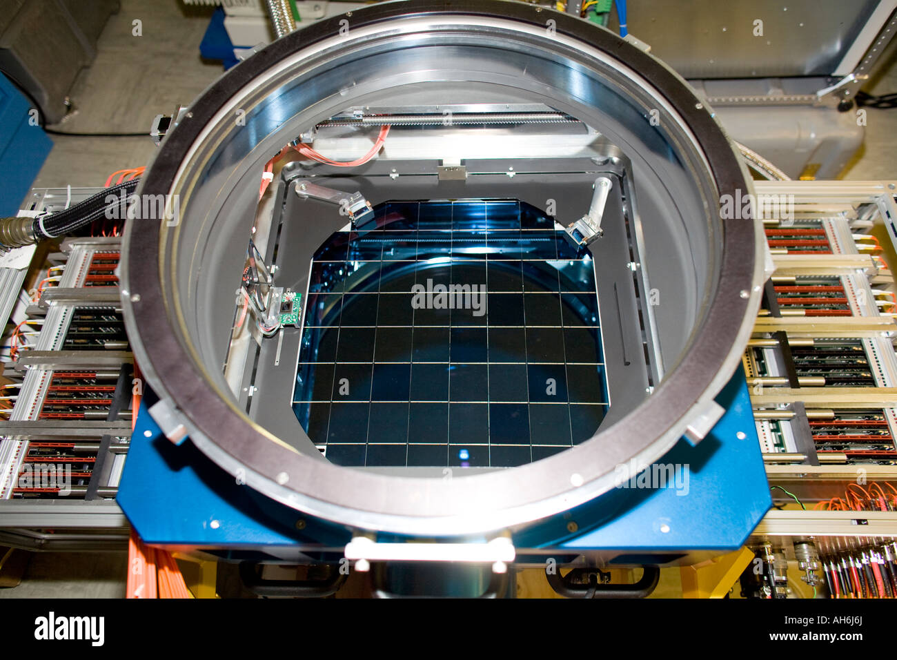 Gigapixel camera for the Pan-STARRS 1 telescope at Haleakala ...