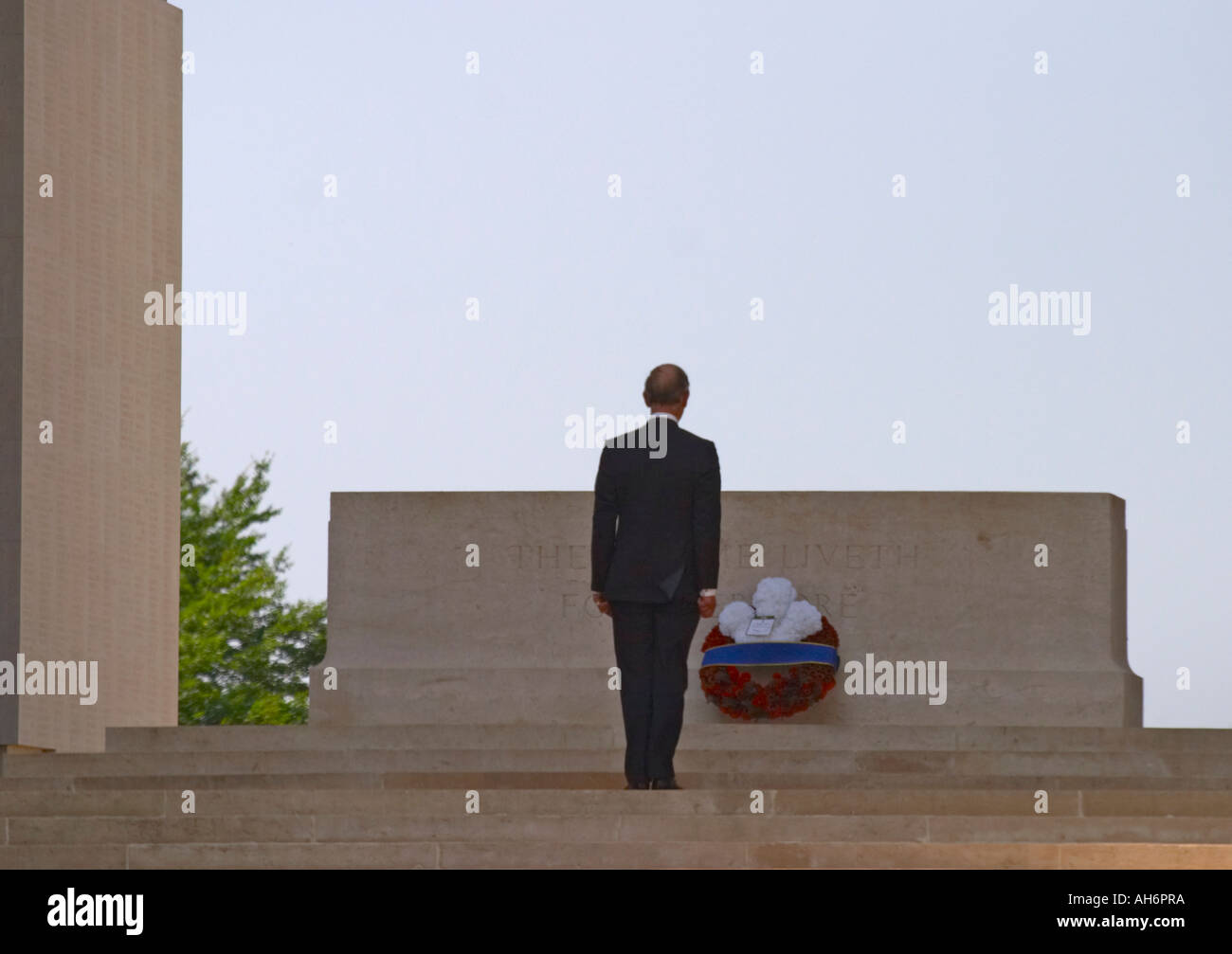 HRH The Prince of Wales laying a wreath at Thiepval Memorial on the 90th anniversary of  Battle of The Somme 1st July 2006 Stock Photo
