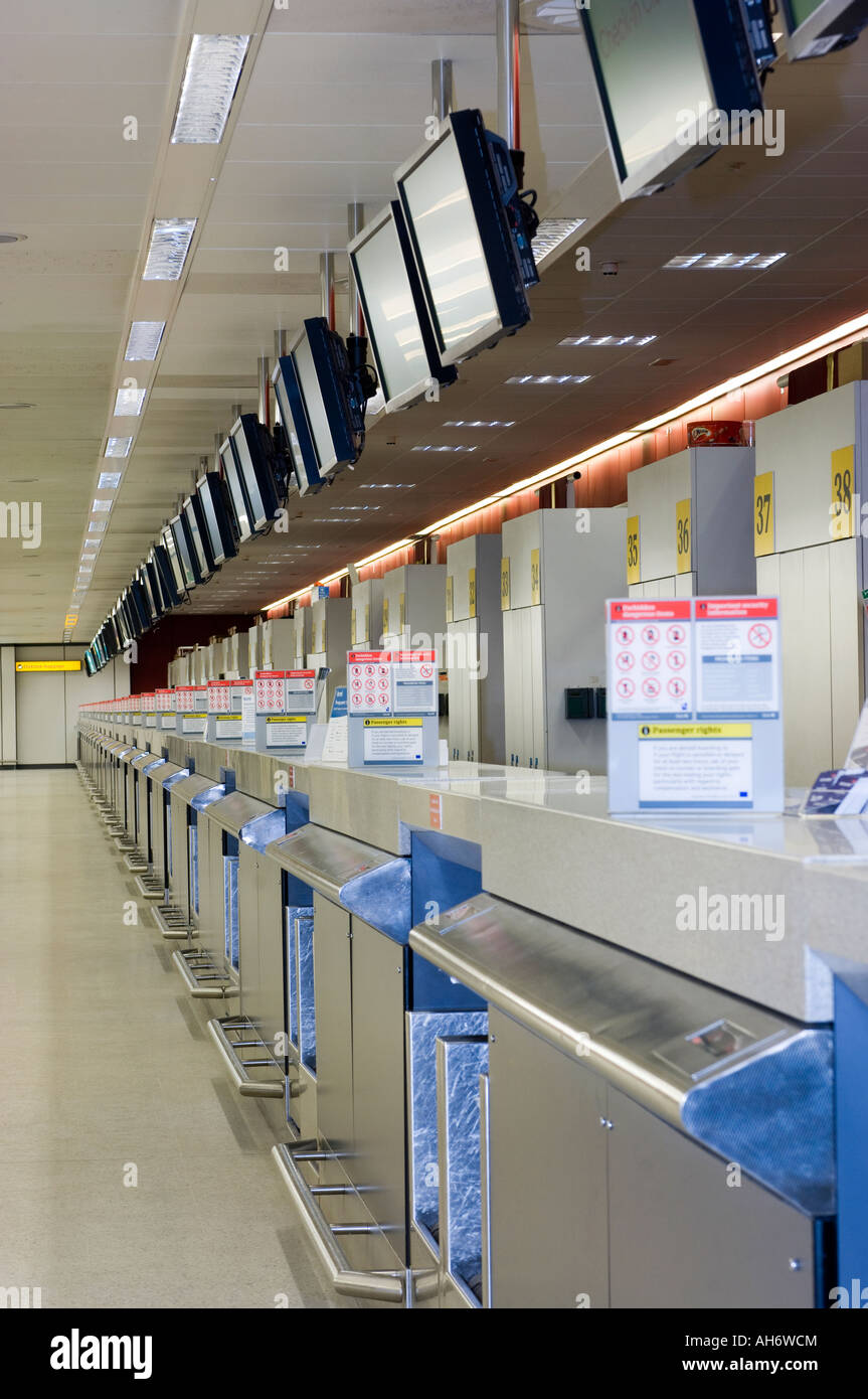 Empty check in desks at edinburgh airport hires stock photography and