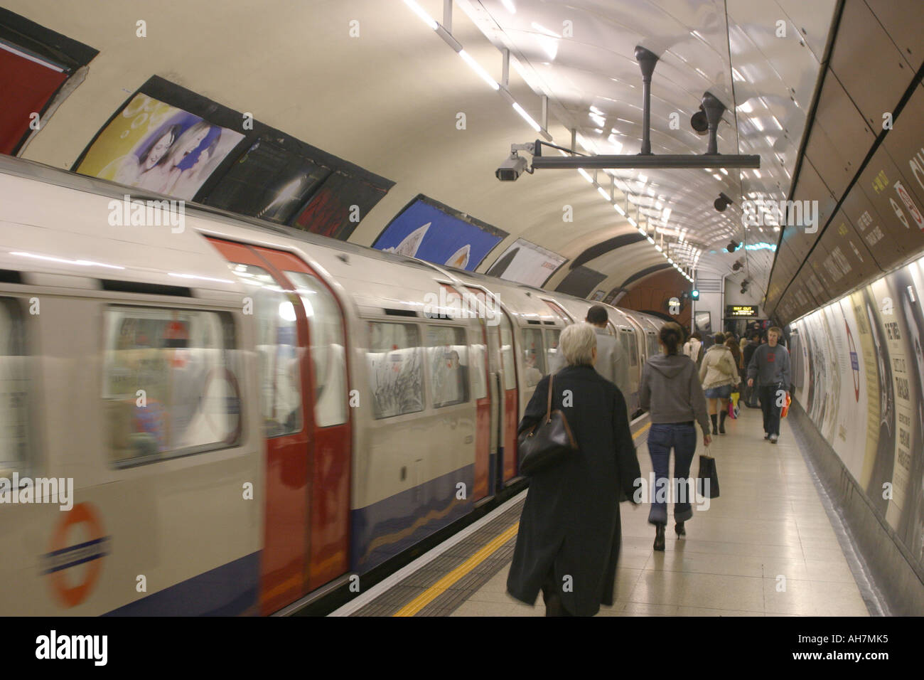 Train passing through station platform The Tube London UK Stock Photo ...