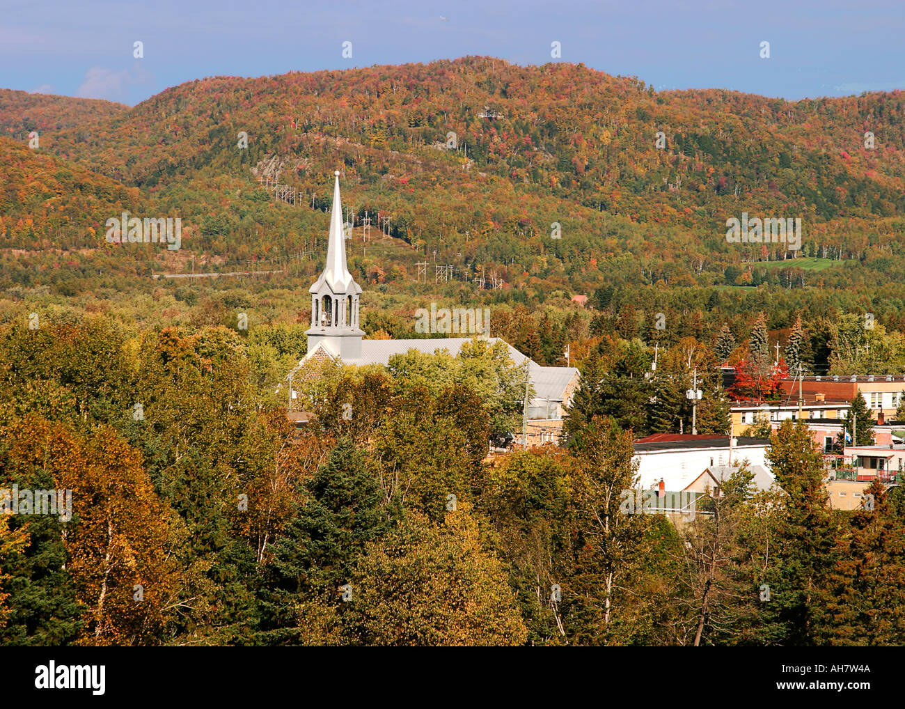 A Vermont village with the fall foliage at peak color Stock Photo - Alamy