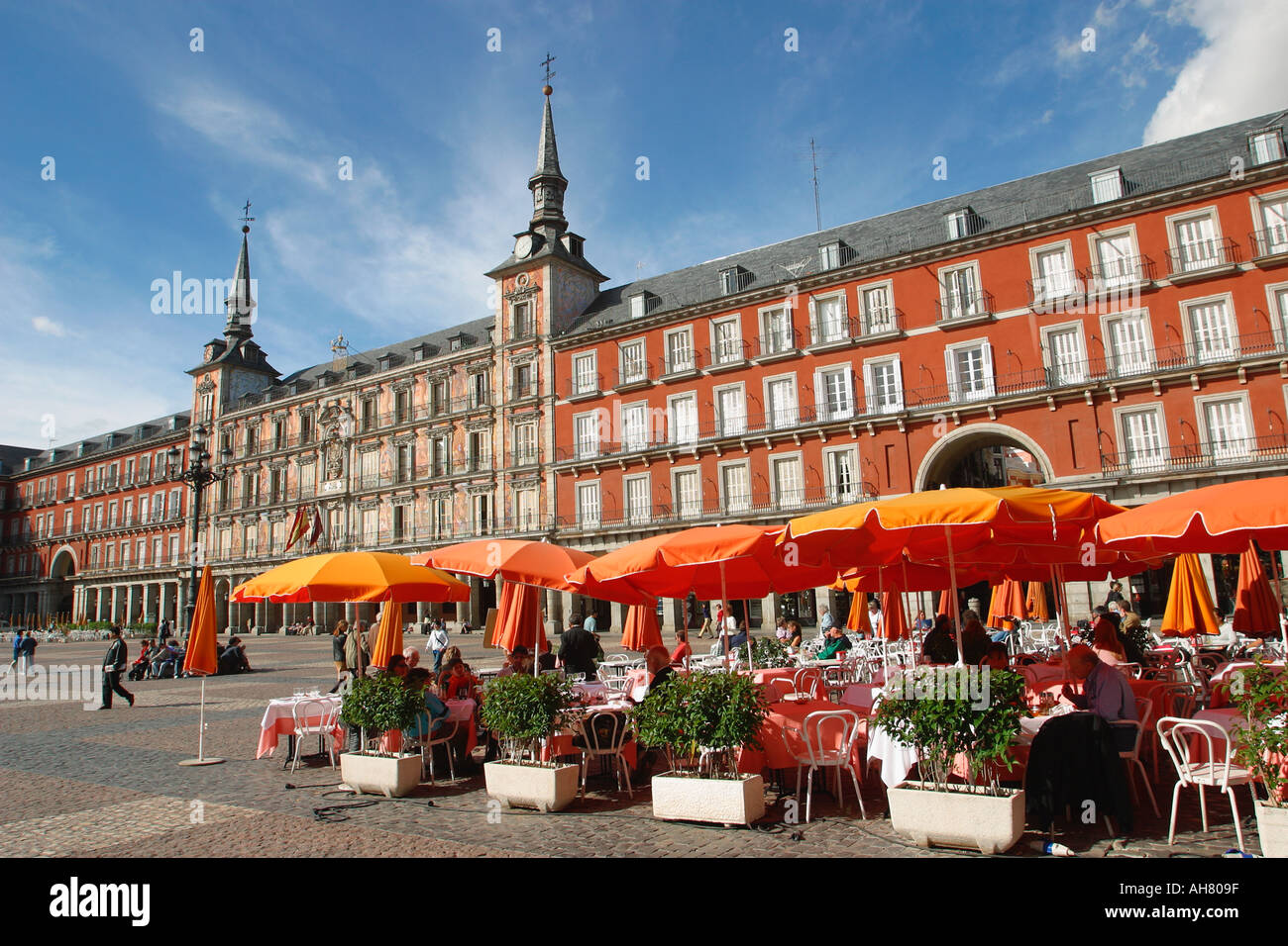 Outdoor cafe in plaza mayor hi-res stock photography and images - Alamy