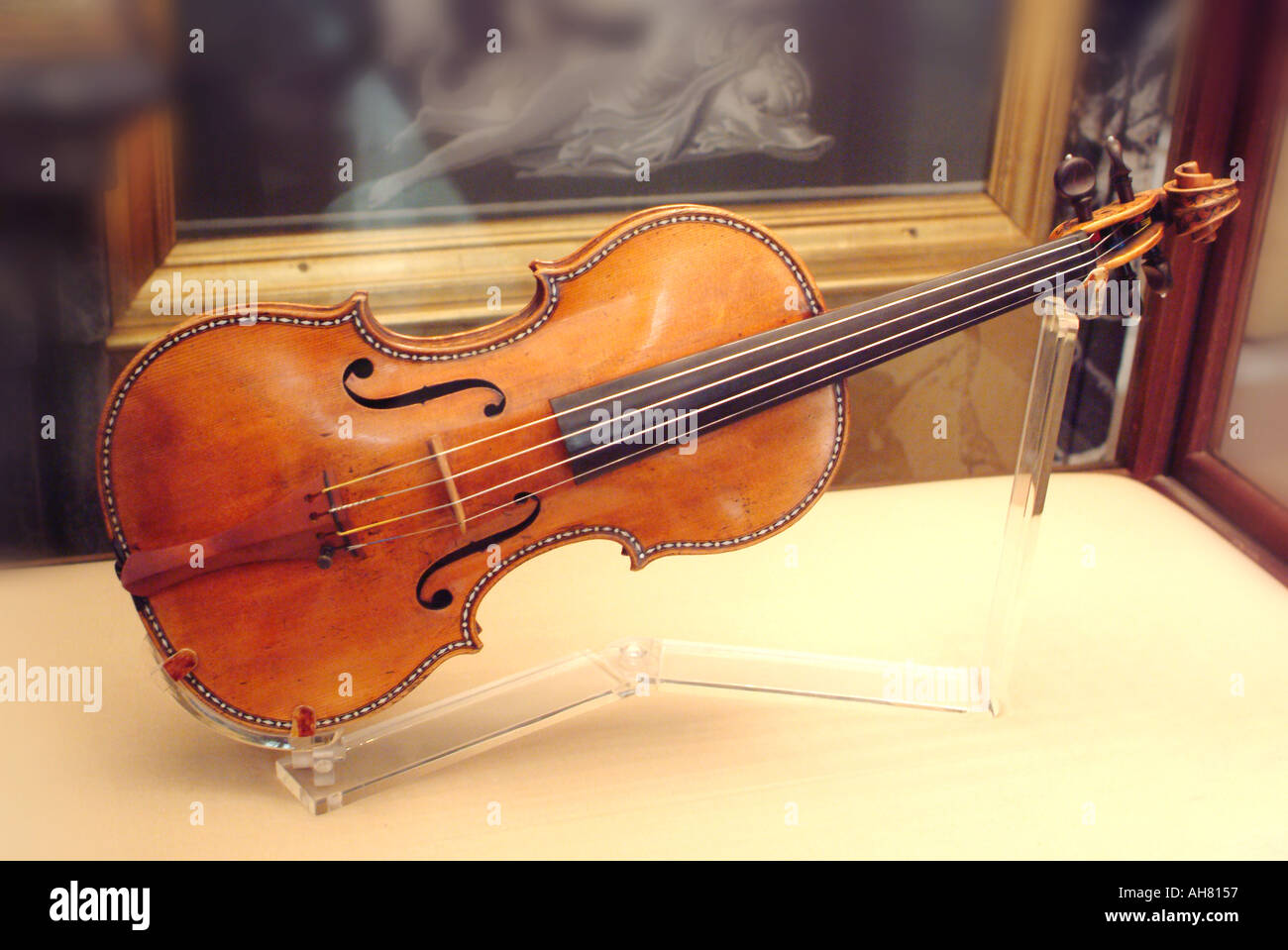 Endurecer Absorbente lo hizo Antonio Stradivarius Italian string violin Stock Photo - Alamy