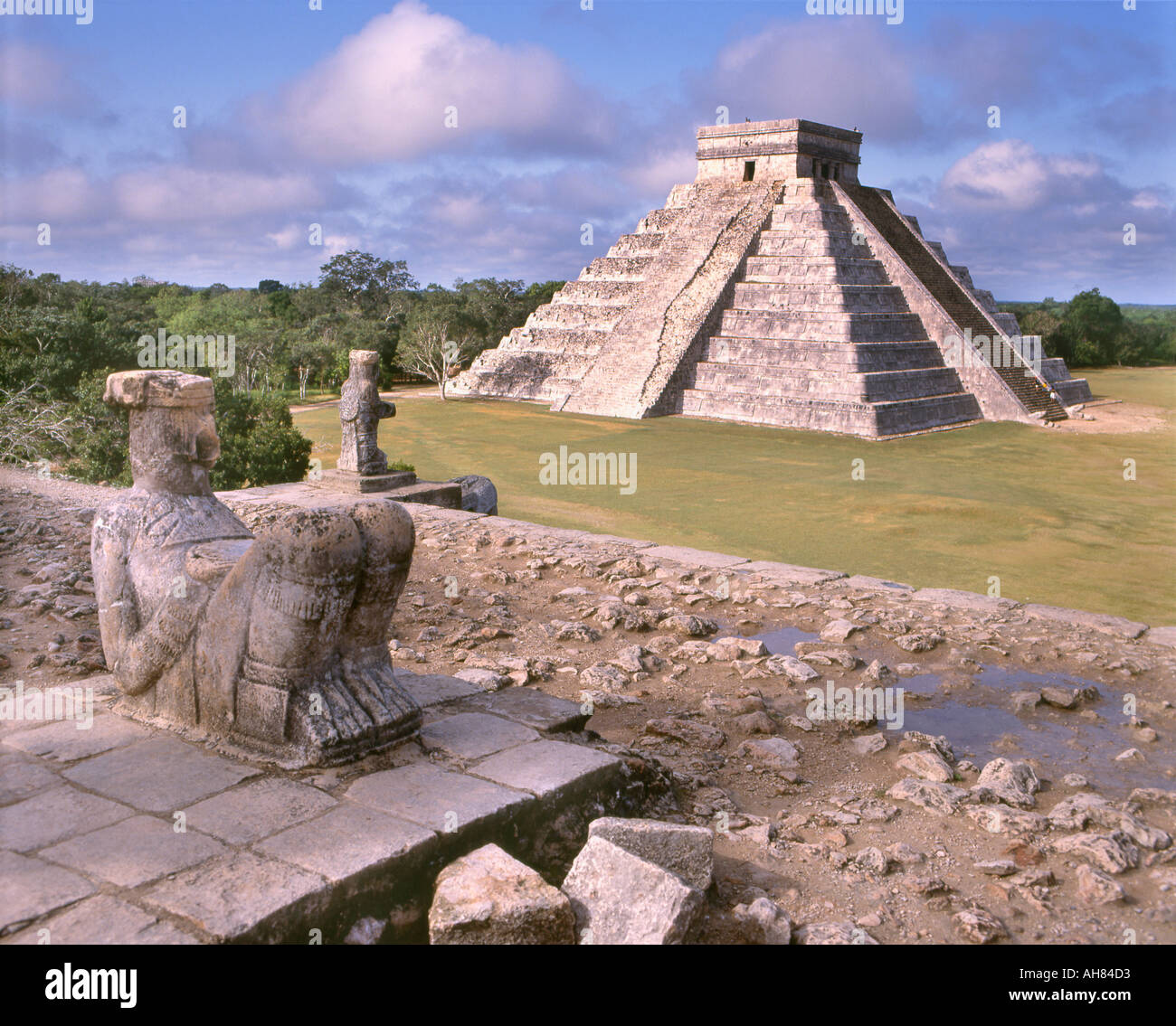 Mexico.  Chichen Itza. The Castle aka Kukulcans Pyramid. Chac Mool statue on Temple of the Warriors in foreground. Stock Photo