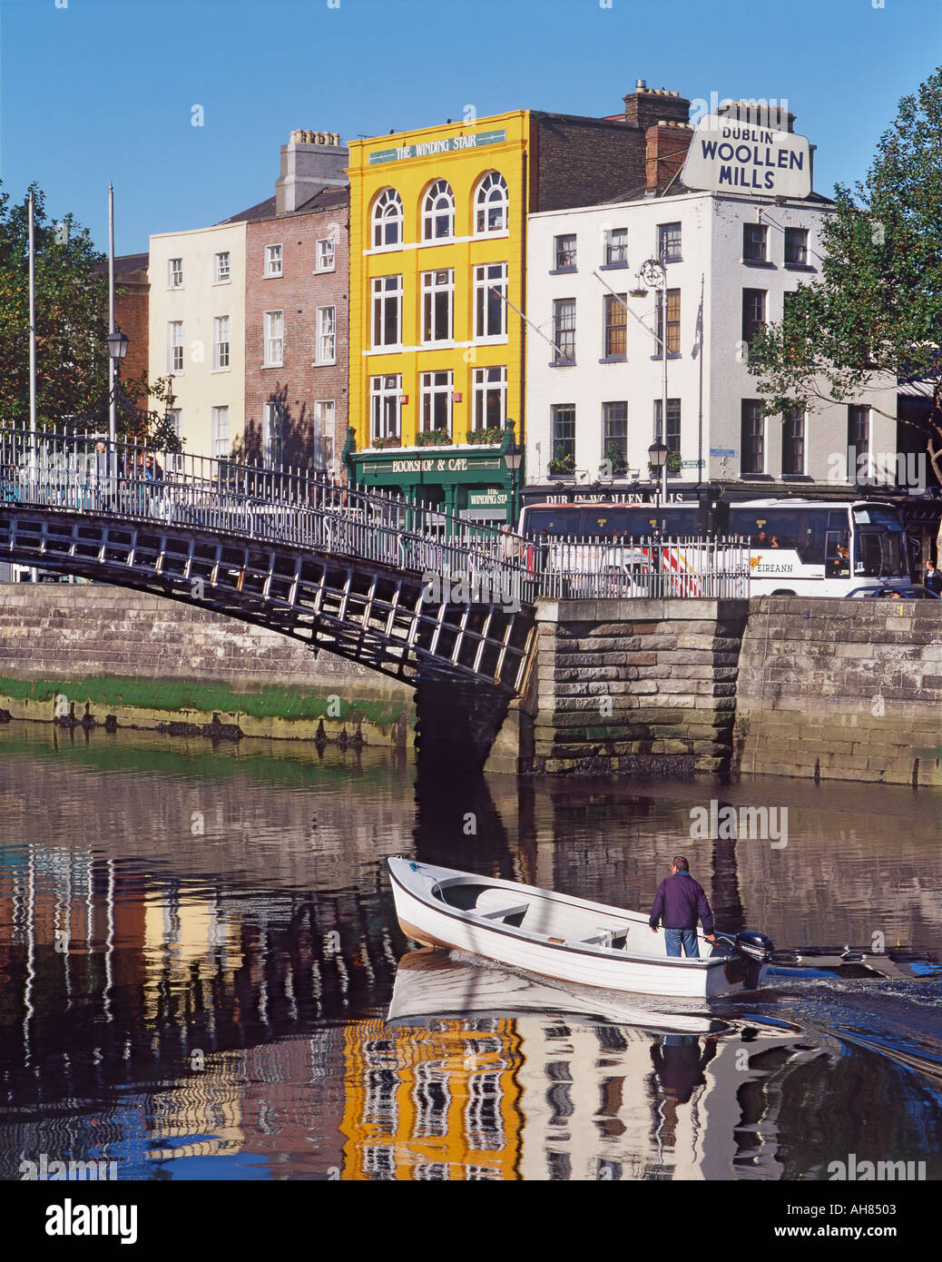 Hapenny bridge dublin vertical hi-res stock photography and images - Alamy