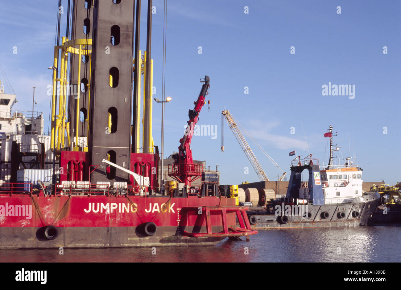JUMPING JACK MARINE HYDRAULIC HAMMER AT GREAT YARMOUTH ON THE RIVER