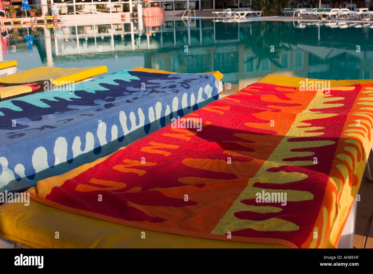 Towels on sunbed at side of pool Stock Photo Alamy