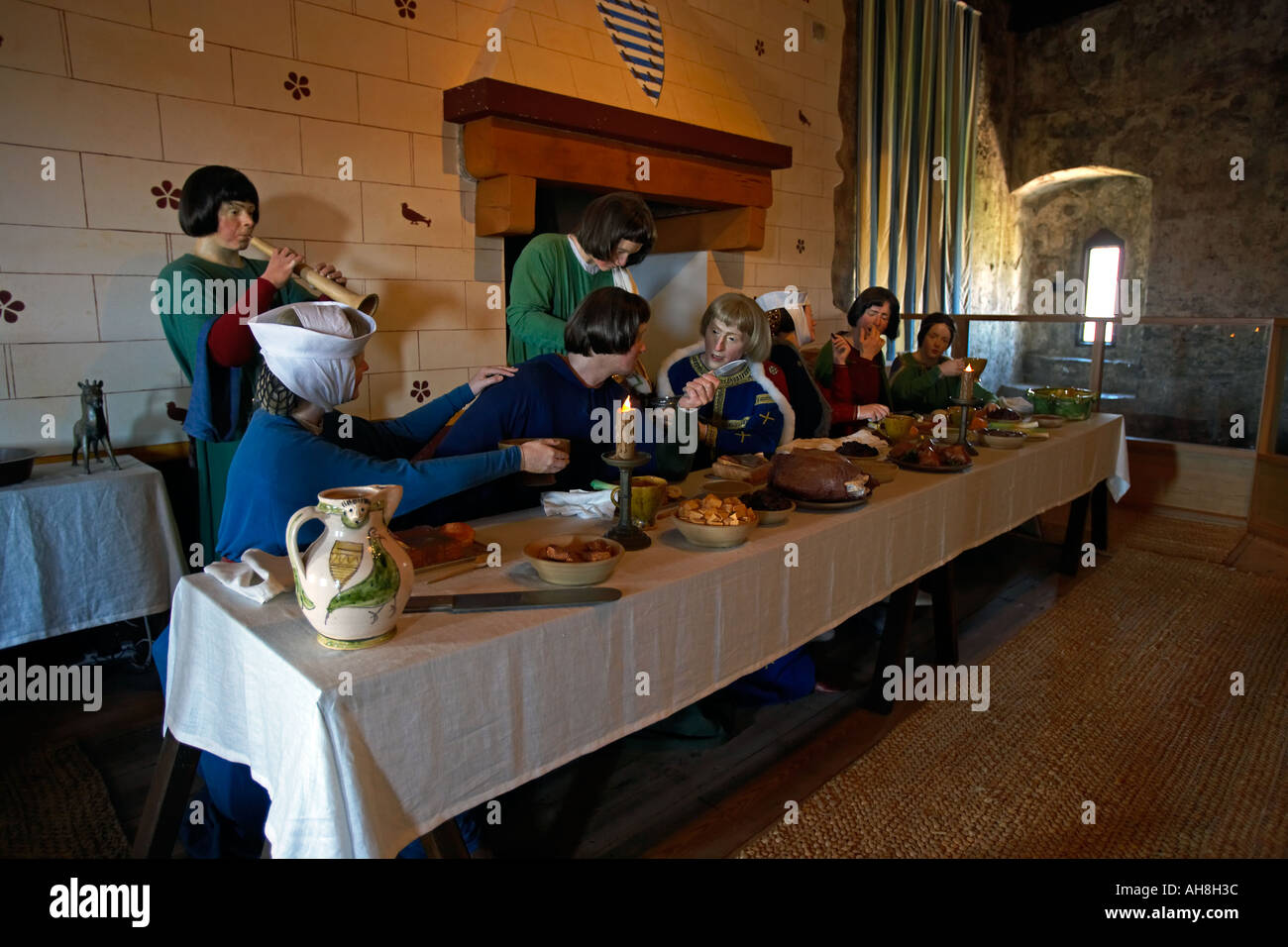 Mannequins depicting a Medieval Banquet, Pembroke Castle, Pembrokeshire, West Wales, UK Stock Photo