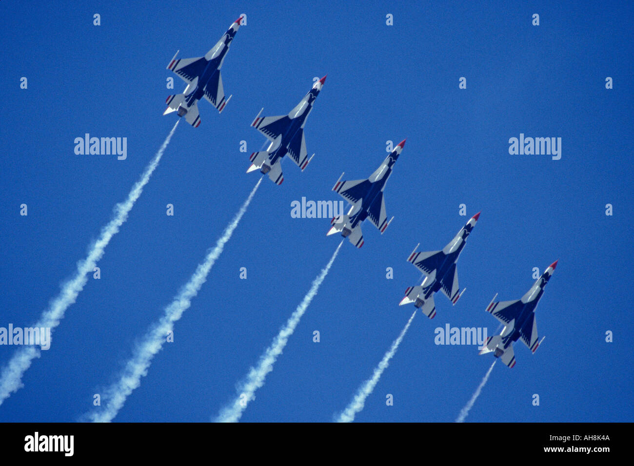 United States Airforce Thunderbirds flying their Lockheed Martin F 16 Fighting Falcon Stock Photo