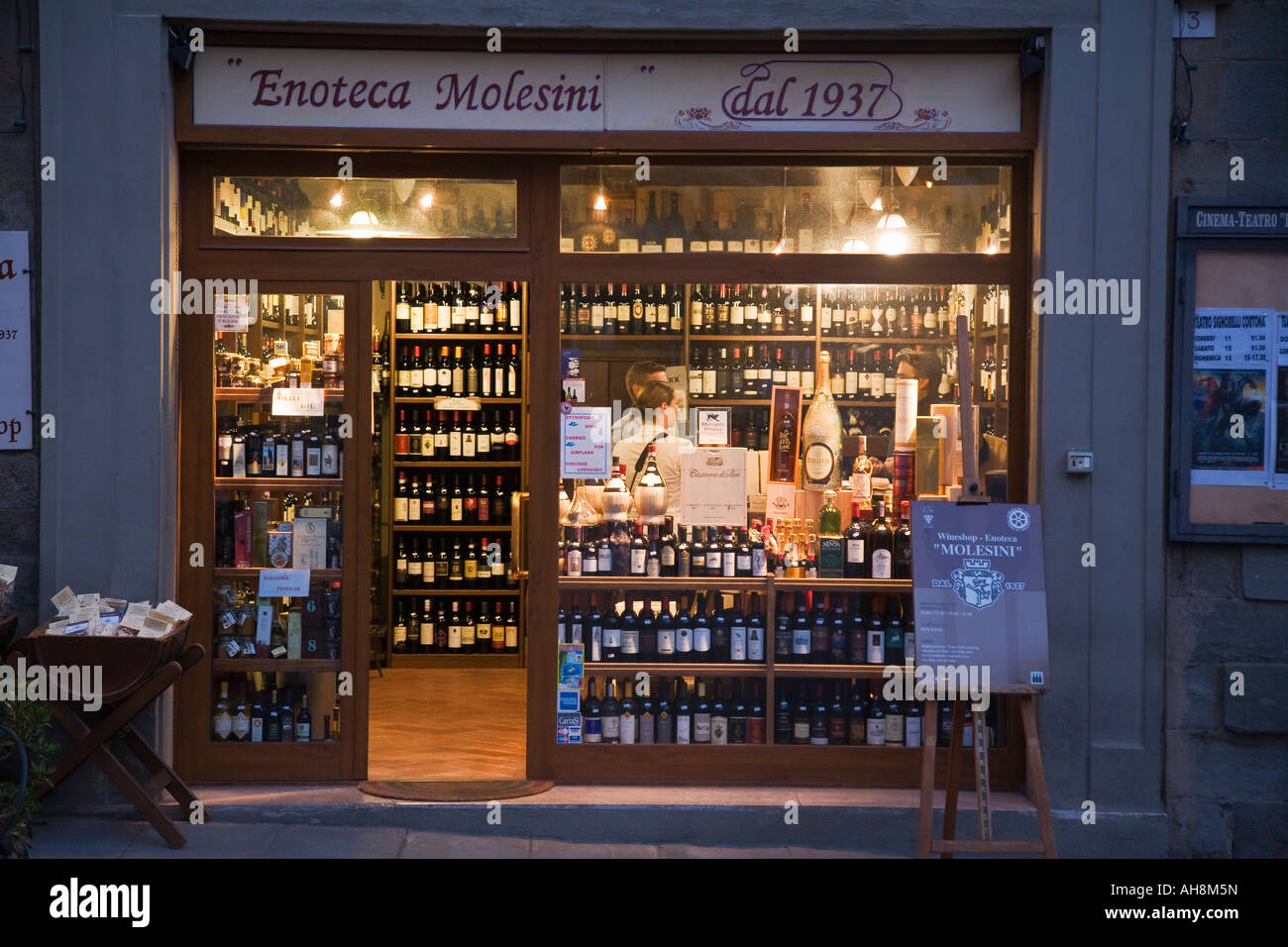 People shopping at Enoteca Molesini wine shop in Piazza della