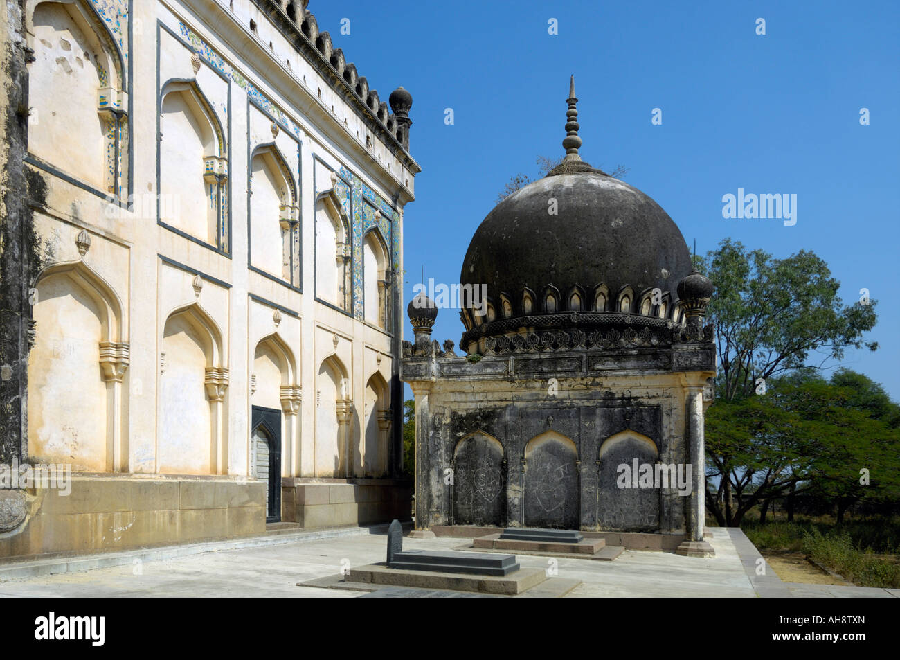 Tomb of qutub shahi dynasty hi-res stock photography and images - Alamy