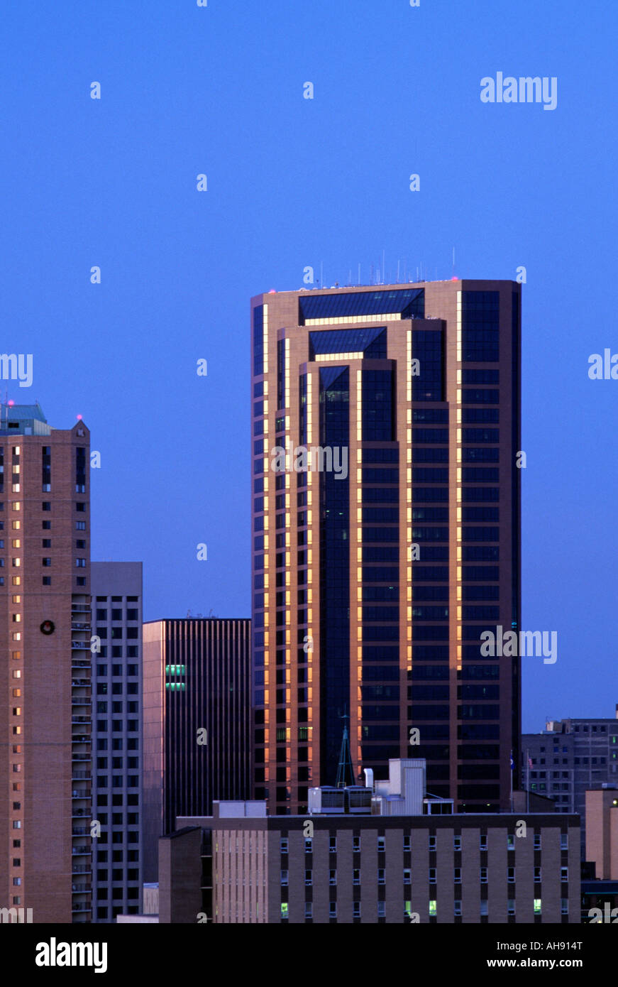 WELLS FARGO CENTER IN DOWNTOWN ST. PAUL, MINNESOTA AT DUSK. U.S.A Stock