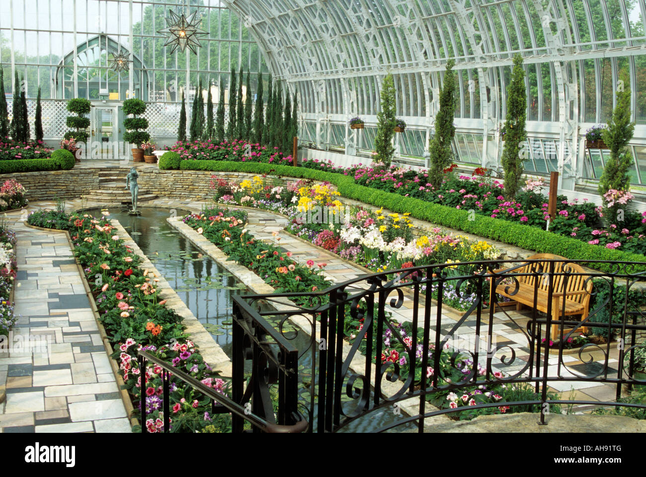 SUNKEN GARDEN ROOM IN THE MARJORIE MCNEELY CONSERVATORY; COMO PARK; ST. PAUL, MINNESOTA.  SPRING DISPLAY.  U.S.A. Stock Photo