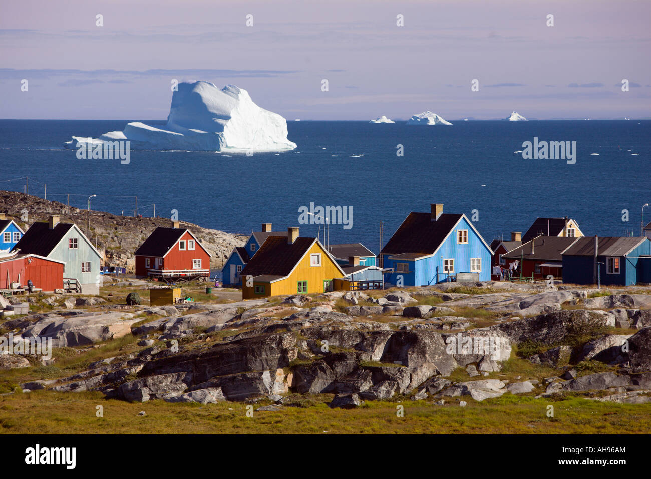 Фьорд илулиссат гренландия. Нуук гренландия население. Поселение нуук гренландия. Мыс фарвель гренландия. Кто владеет гренландией.