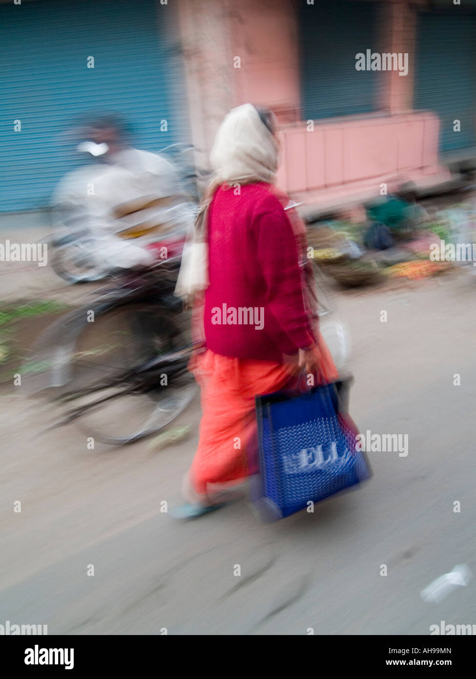 Walking woman icon hi-res stock photography and images - Alamy