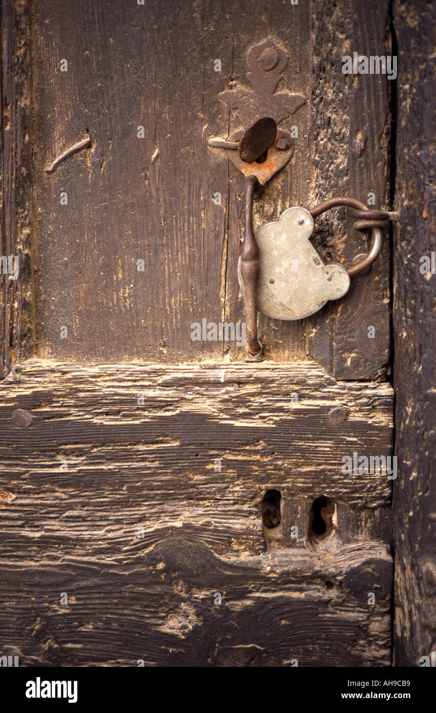 Türschloss in alter Holztür lock of an old wooden door Stock Photo