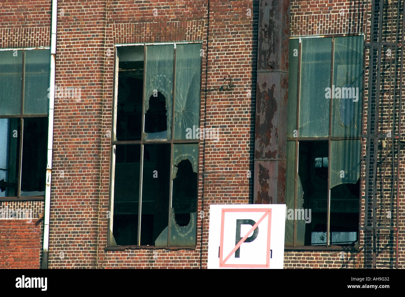 Building broken windows hi-res stock photography and images - Alamy