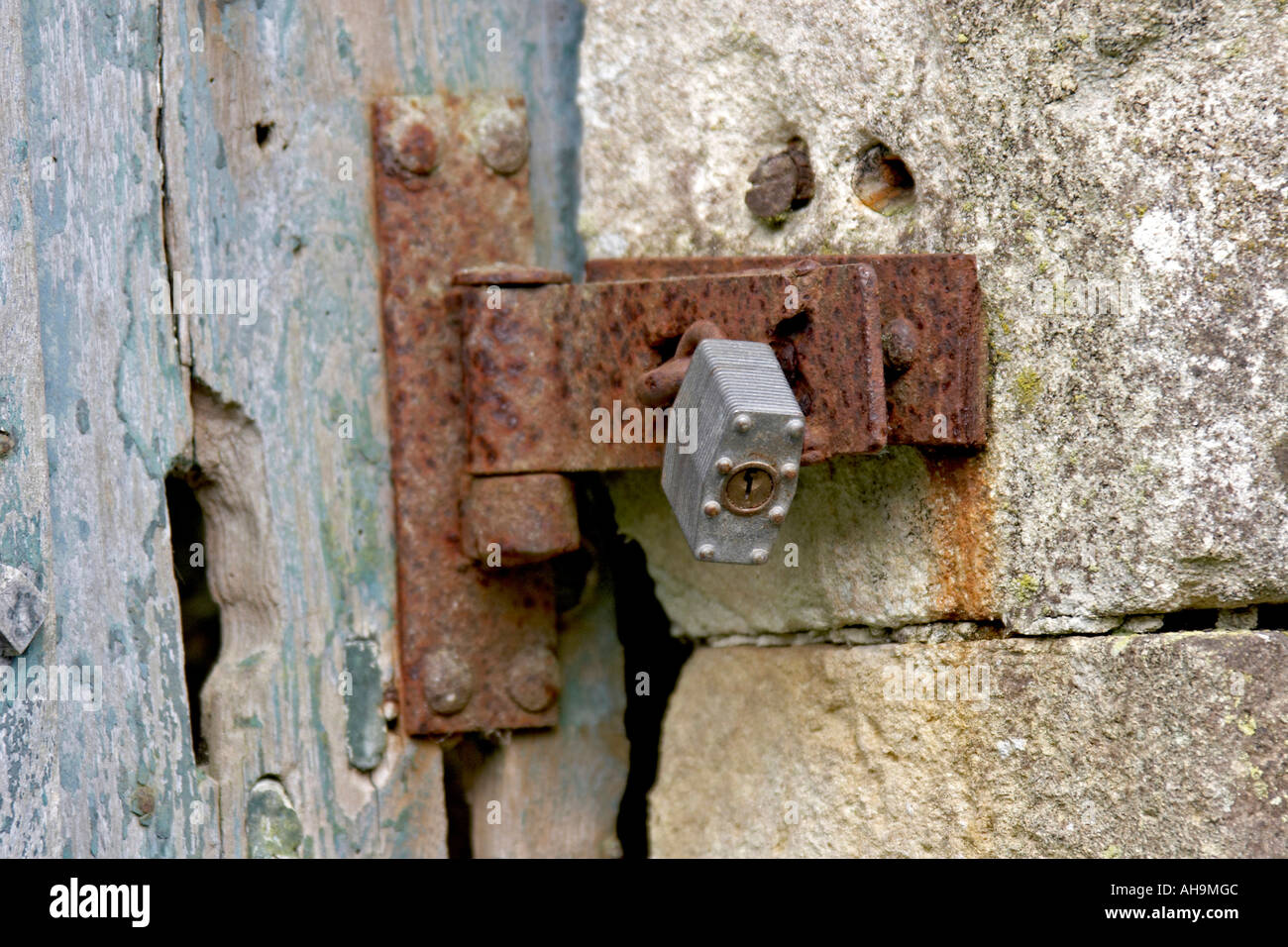 Old rusty latch with new padlock Stock Photo - Alamy