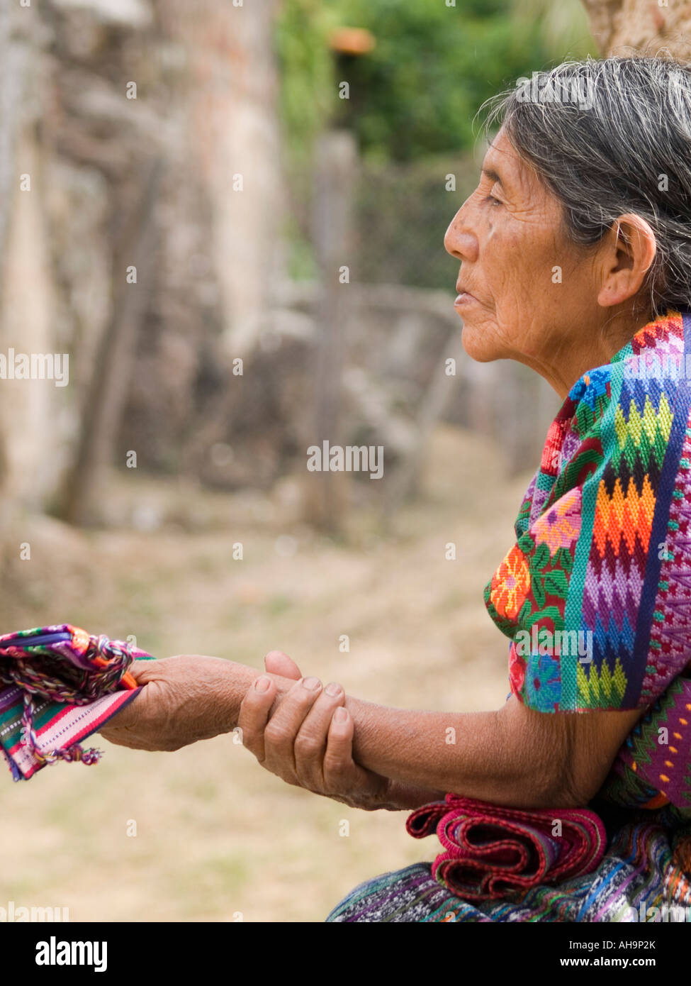 Guatemalan indigenous family in traditional clothing Stock Photo Alamy