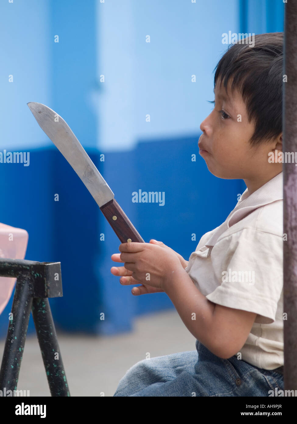 1,208 en la categoría «Child knife danger» de fotos e imágenes de stock  libres de regalías