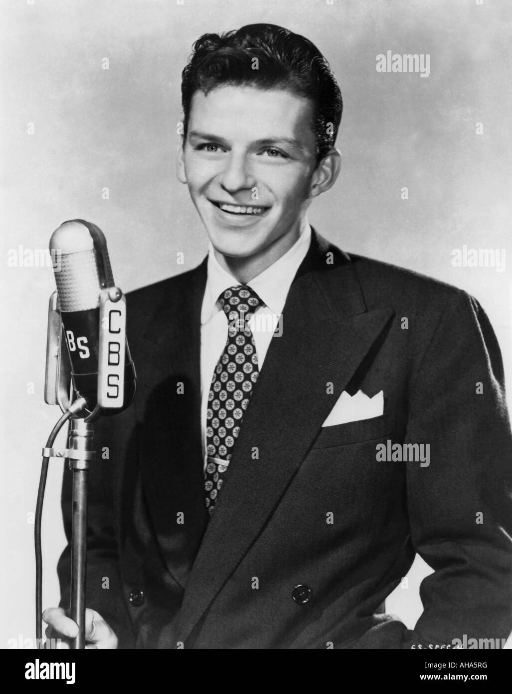 FRANK SINATRA US singer about 1943 Stock Photo - Alamy