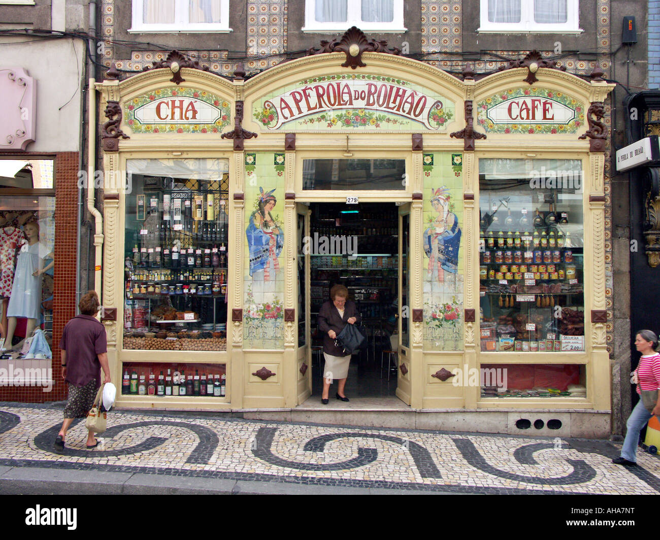 A traditional grocery shop (mercearia) on Rua Formosa, Porto, Portugal  Stock Photo - Alamy