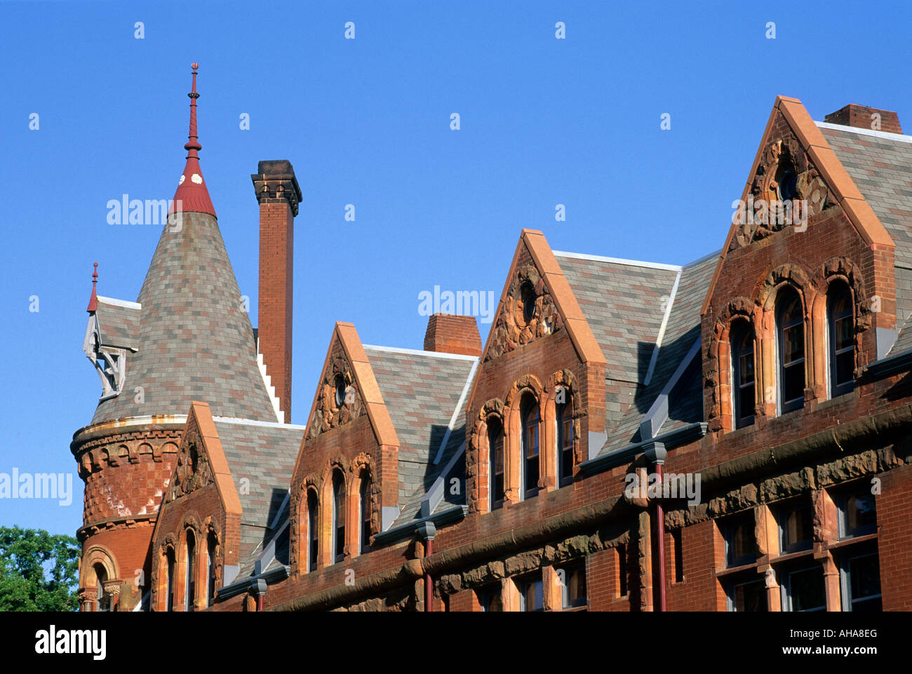 VICTORIAN ARCHITECTURE IN THE CATHEDRAL HILL NEIGHBORHOOD OF SAINT PAUL