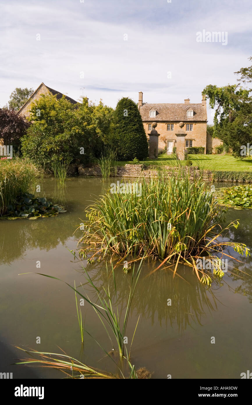 The pond on the green in the Cotswold village of Willersey, Gloucestershire Stock Photo Alamy