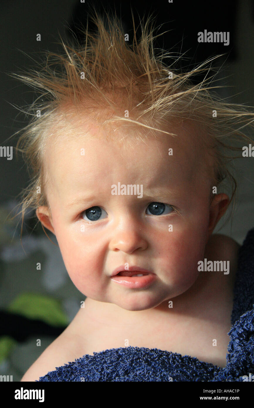 Baby with spiky hair after being washed after a bath Stock Photo - Alamy