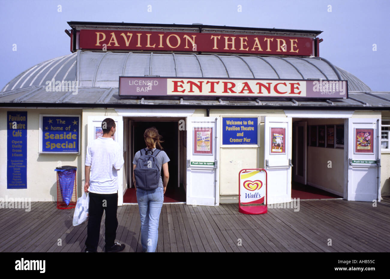 Pavilion Theatre Cromer Pier Stock Photo Alamy